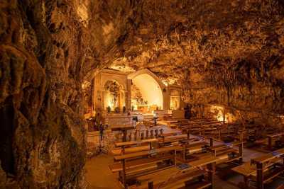 Simboli misteriosi, stalattiti e antichi affreschi: a Putignano c'� la Grotta di San Michele